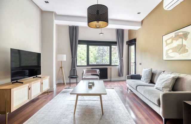 Amazing Jerónimos 3BR, in the best area of Madrid, by Blueground