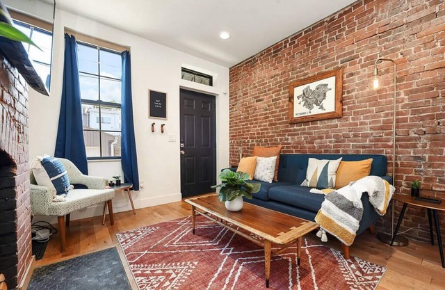 ★ Amazing Location ★ King Bed ★ Beautiful Space!
