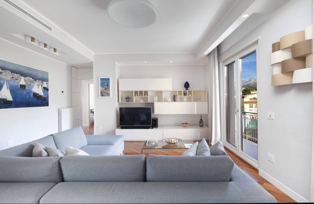 AMAZING NEW LUXURY APARTMENT - SORRENTO CENTER