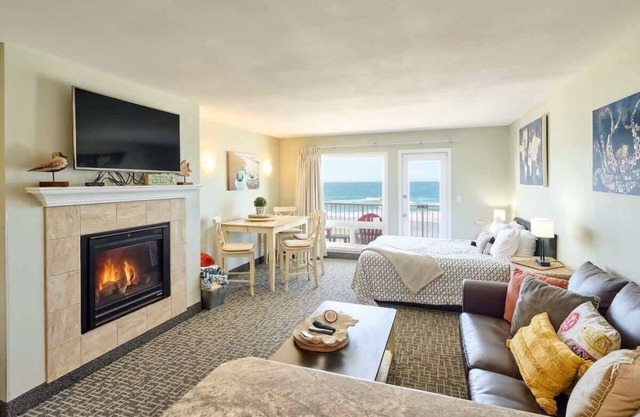 Amazing ocean views, fireplace, kitchen, sleeps 6!
