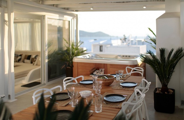Amazing Penthouse with Hot Tub, BBQ and Sea View
