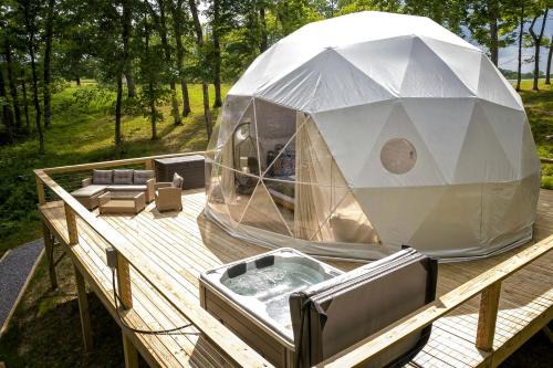 Amazing Pure Glamping Secluded Dome with Hot-tub in Grantsburg, Illinois