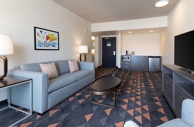 Amazing Stay Near Universal Studio Convenient Room w/Living Room, Outdoor Pool