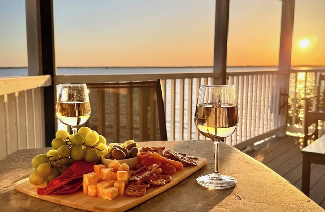 Amazing Sunsets! Waterfront Cottage! Pet Friendly!