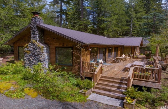 Amazing Two Building Cabin, Sleeps 2-8, Hot Tub