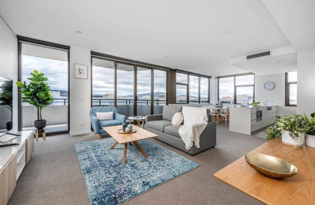 Amazing View In Large Apartment - Barton ACT