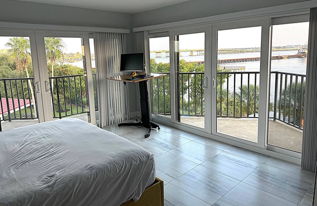 Amazing water/sunset views, luxury 2BR/2BA PENTHOUSE 9 mi from Anna Maria beach.