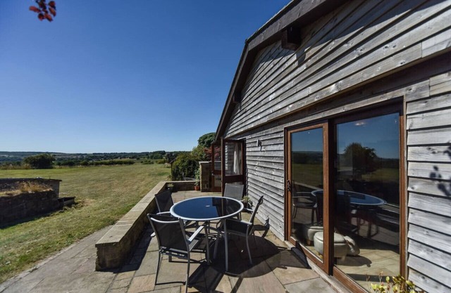 Amber Cabin, sleeps 4, peaceful cabin in the Derbyshire Dales