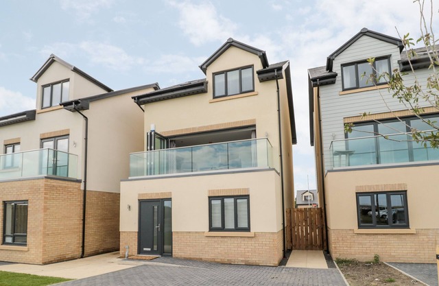 AMBLE VIEWS, pet friendly, luxury holiday cottage in Amble