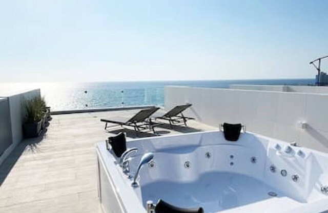 Amchit Bay Beach Residences 3BR Rooftop w/ Jaccuzi
