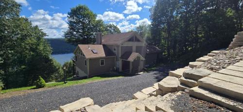 American Dream- 5 bedroom dog-friendly with hot tub, pool table and more!