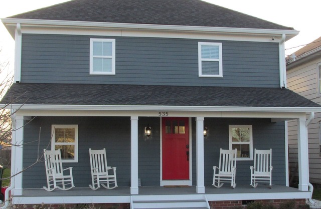 American Four-Square completely renovated, easy walk to the beach!