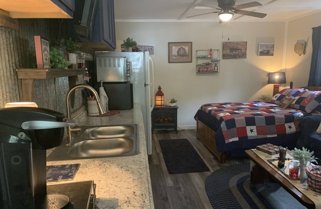 Americana Country Cabin - Sleeps 4 - Near Dale Hollow Lake and Parks