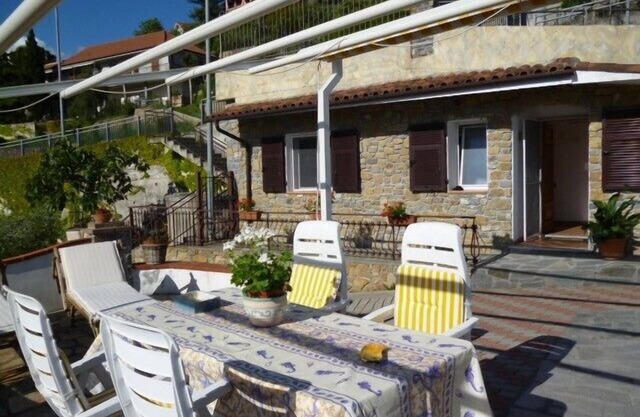 Among olive trees and lavender two-room independent apartment- 6 minutes by car from Teatro Ariston