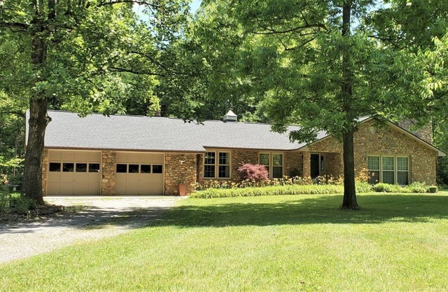 Amos`s Willow Bend Stone Cottage