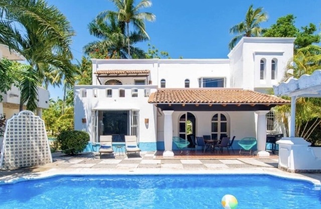 Amplia Villa Estilo Mediterráneo en Club Privado en Manzanillo, Colima.