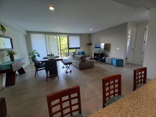 Amplio con AC, gym, pool, ubicado