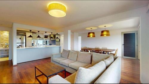 Amplio y Exclusivo frente al lago