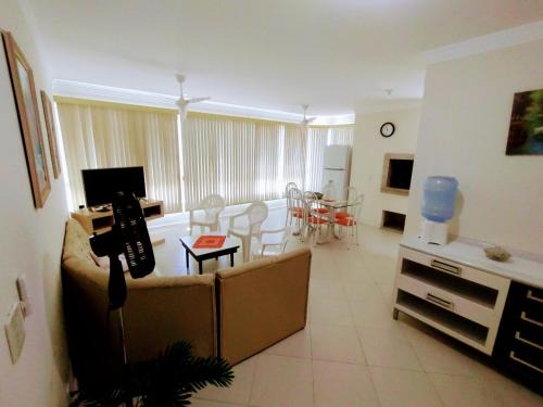 Amplo e confortável apartamento 190 metros da praia!