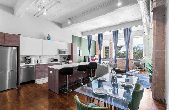 Amyfinehouse | Breakfast + Valet + Near Convention