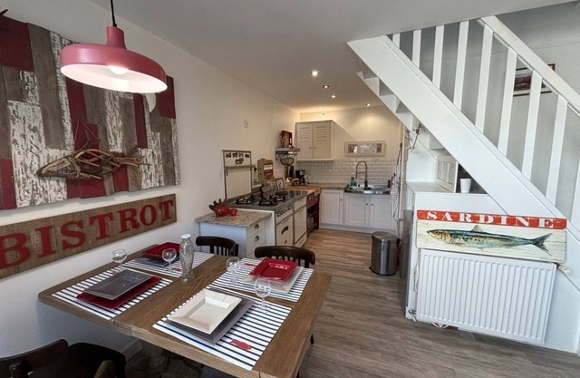 AN AIR OF VACATION! HOUSE WITH SEA VIEW 200 M FROM THE SEA quiet parking lot