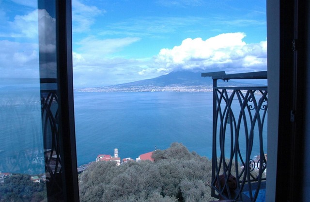 An attic suspended between sky and sea