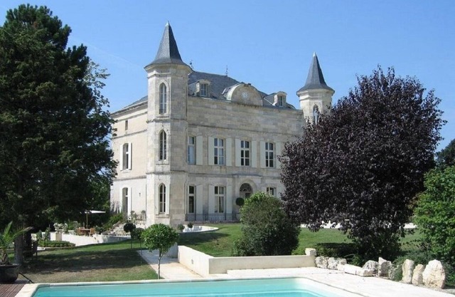 AN ENCHANTING CHATEAU IN A FAIRYTALE BACKDROP FOR THOSE PERFECT FRENCH MOMENTS