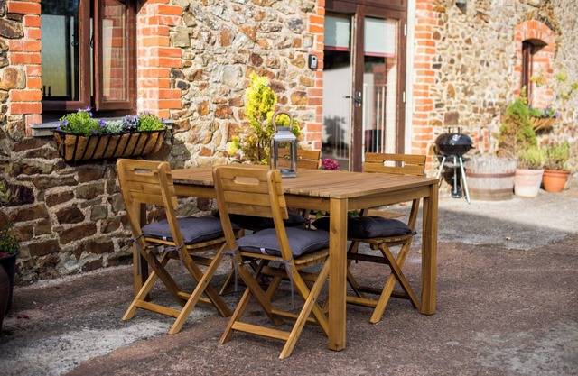 An Old Granary, Sleeps 4 - Private Hot Tub, Rural