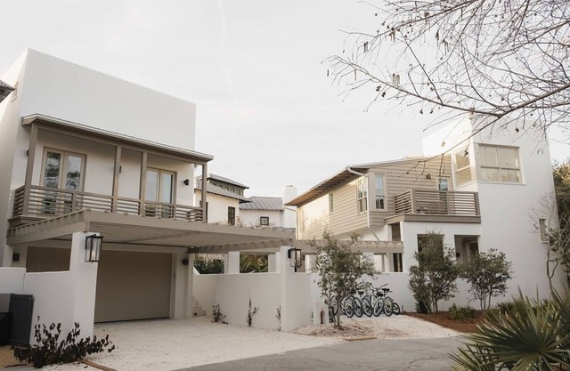 Anam Cara + Carriage House, Free Bikes, RB Fitness and Racquet Club, Close to shopping/dining!