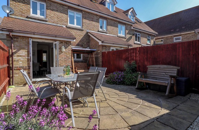 ANCHORS AWAY, pet friendly, with a garden in Weymouth