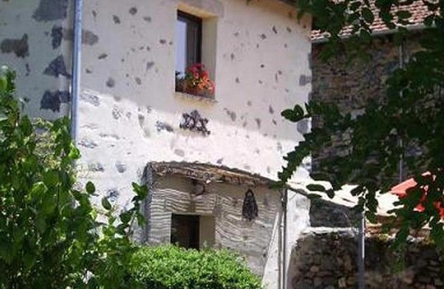 Ancien pigeonnier restauré avec terrasse, terrain clos et équipements bébé à Sarlanges, Retournac - FR-1-582-167