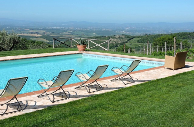 Ancient farm situated in the heart of the Chianti Classico Senese, Pool and View