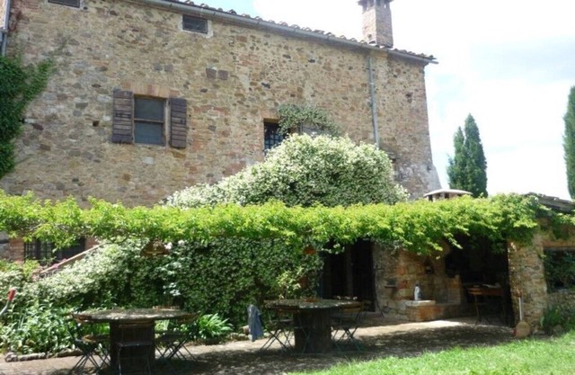 Ancient farmhouse with swimming pool 8-9 people near Siena suitable for families or groups