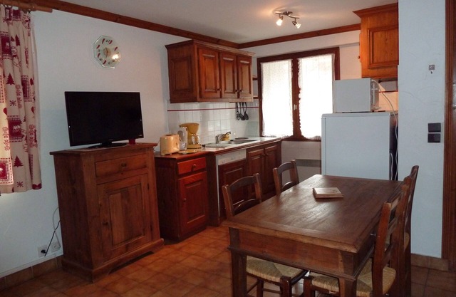 Ancolie apartment located 50 meters from shops and the ski lift