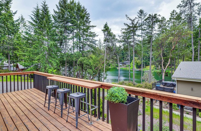 Anderson Island Home w/Deck: Steps to Lake!