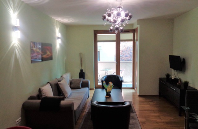 Angel Plaza Apt. near Old Town with Balcony, Elevator, A/C, 24 hr Concierge