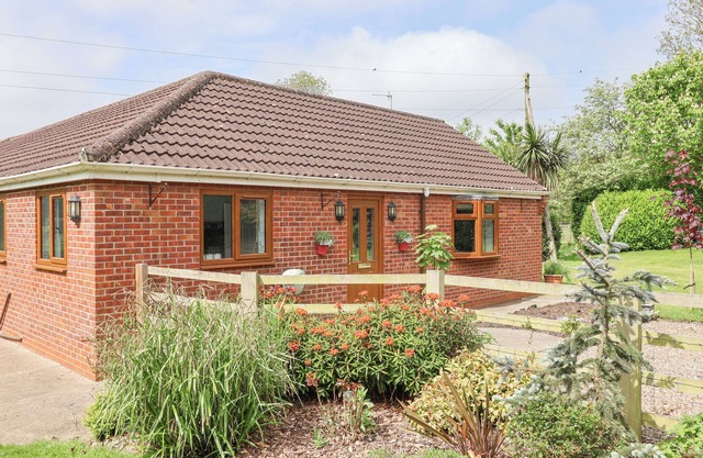 ANNEXE, pet friendly, character holiday cottage in Burton Pidsea