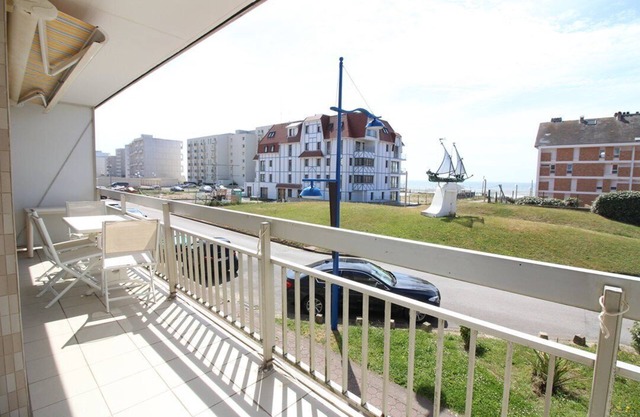 Annonce Professionnelle. Proche Mer, Appartement F2, 1er Étage, 1 Chambre, Balcon, Parking, 2/4.