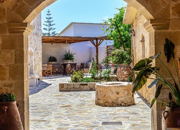 Antama Living, Luxe Stonehouse with Pool & BBQ