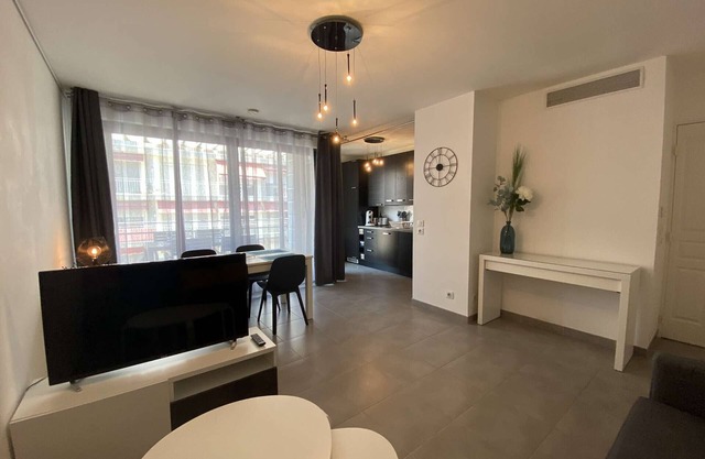 Antibes: Cozy 1-BR Apartment with Terrace, A/C, Parking, Near Port Vauban & Shops