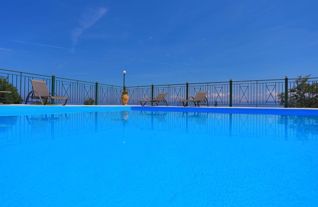 Antigoni Villa Ena: Shared pool, stunning views, A/C