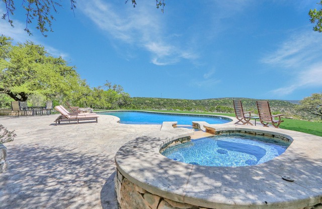 Antler Ridge Ranch - Pool, Views, and minutes to downtown Wimberley!