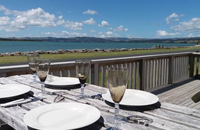 Aotea Harbour bach, stunning views of the harbour