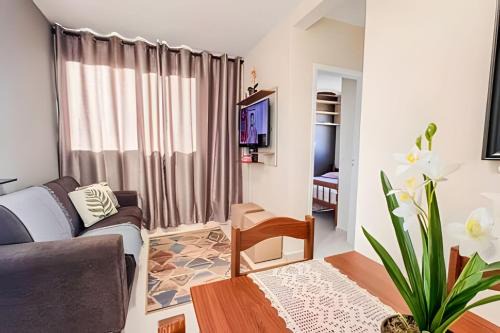 Apê elegante com ar, vaga e ótima localização