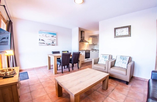 Apartment for 2 to 4 people with unique ski in & out in the center of Saint François Longchamp.