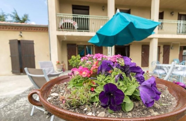 Apartment 100 m2 full foot large terrace overlooking wooded garden