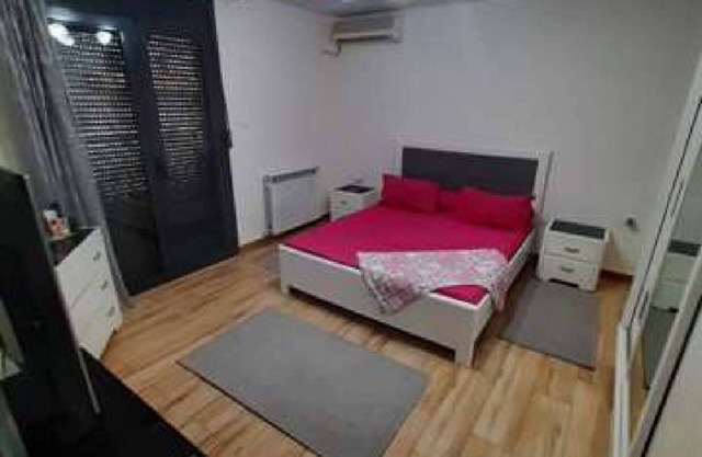 Apart secure 10 minutes from the beach