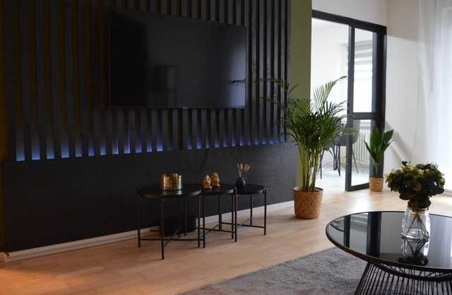 APART21 | Design Flat | balcony | Netflix
