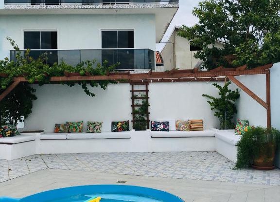 Apartamento com Piscina Perto da Praia