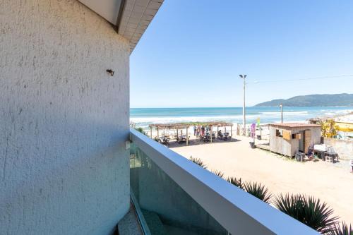 Apartamento com Vista Mar e Acesso a Praia YY4578